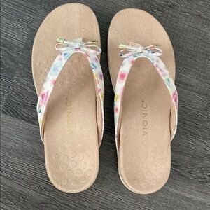 Vionic ladies flip flop sandals (NEW)